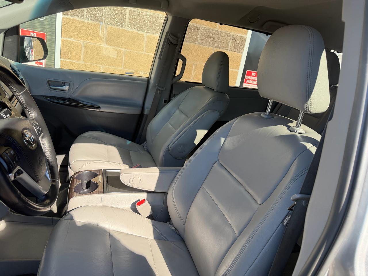 Toyota Sienna 5dr 7-Pass Van XLE Premium AWD (Natl) 2016
