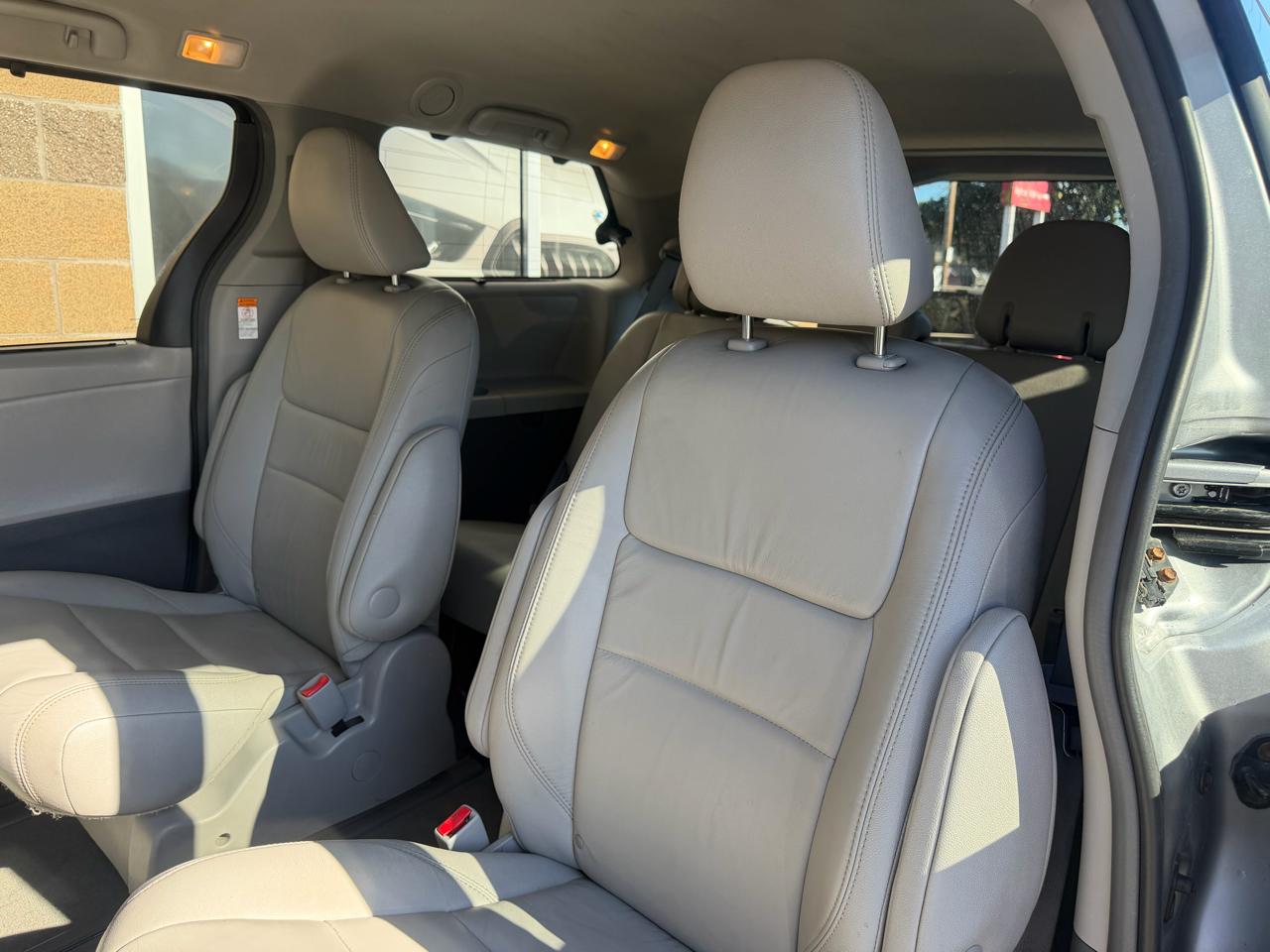 Toyota Sienna 5dr 7-Pass Van XLE Premium AWD (Natl) 2016
