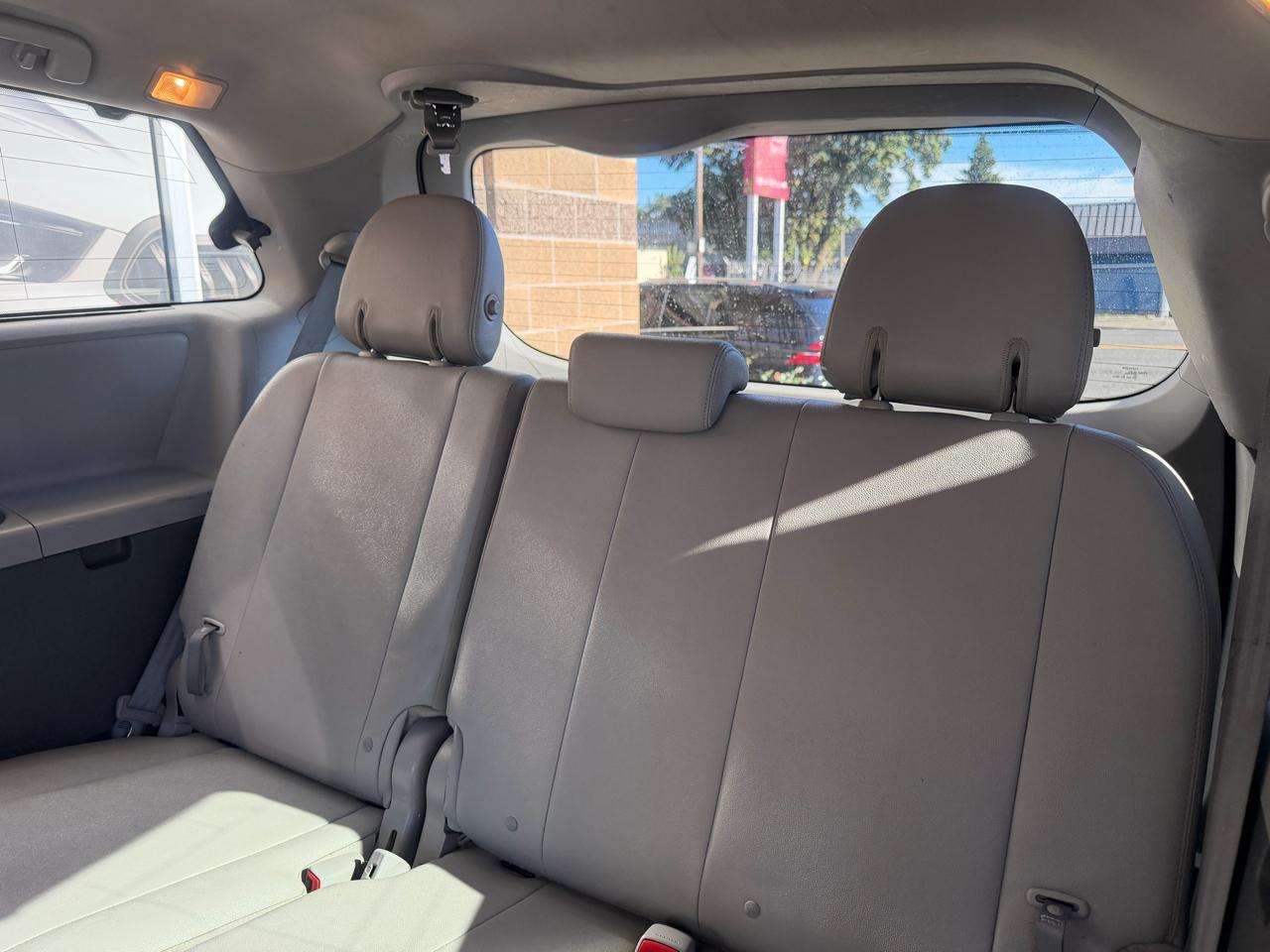 Toyota Sienna 5dr 7-Pass Van XLE Premium AWD (Natl) 2016