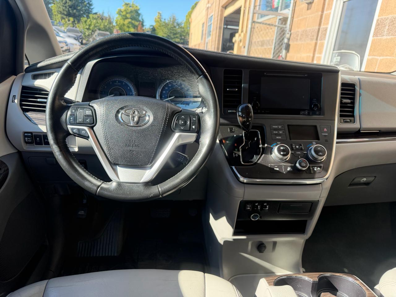 Toyota Sienna 5dr 7-Pass Van XLE Premium AWD (Natl) 2016