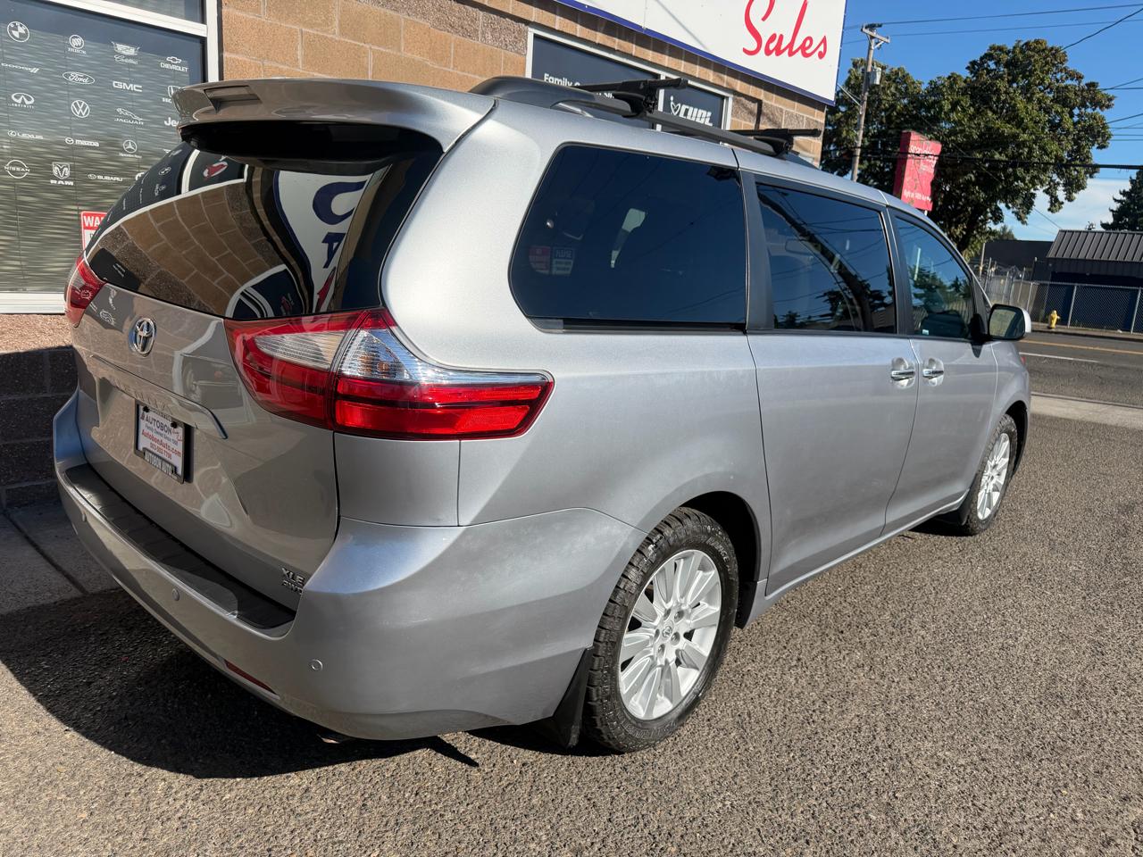 Toyota Sienna 5dr 7-Pass Van XLE Premium AWD (Natl) 2016