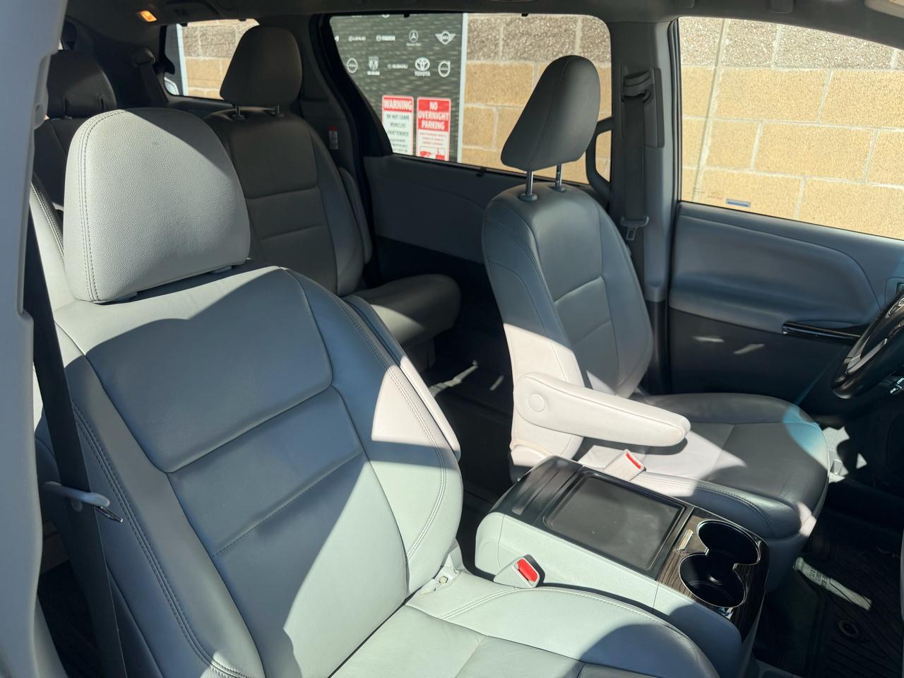 Toyota Sienna 5dr 7-Pass Van XLE Premium AWD (Natl) 2016