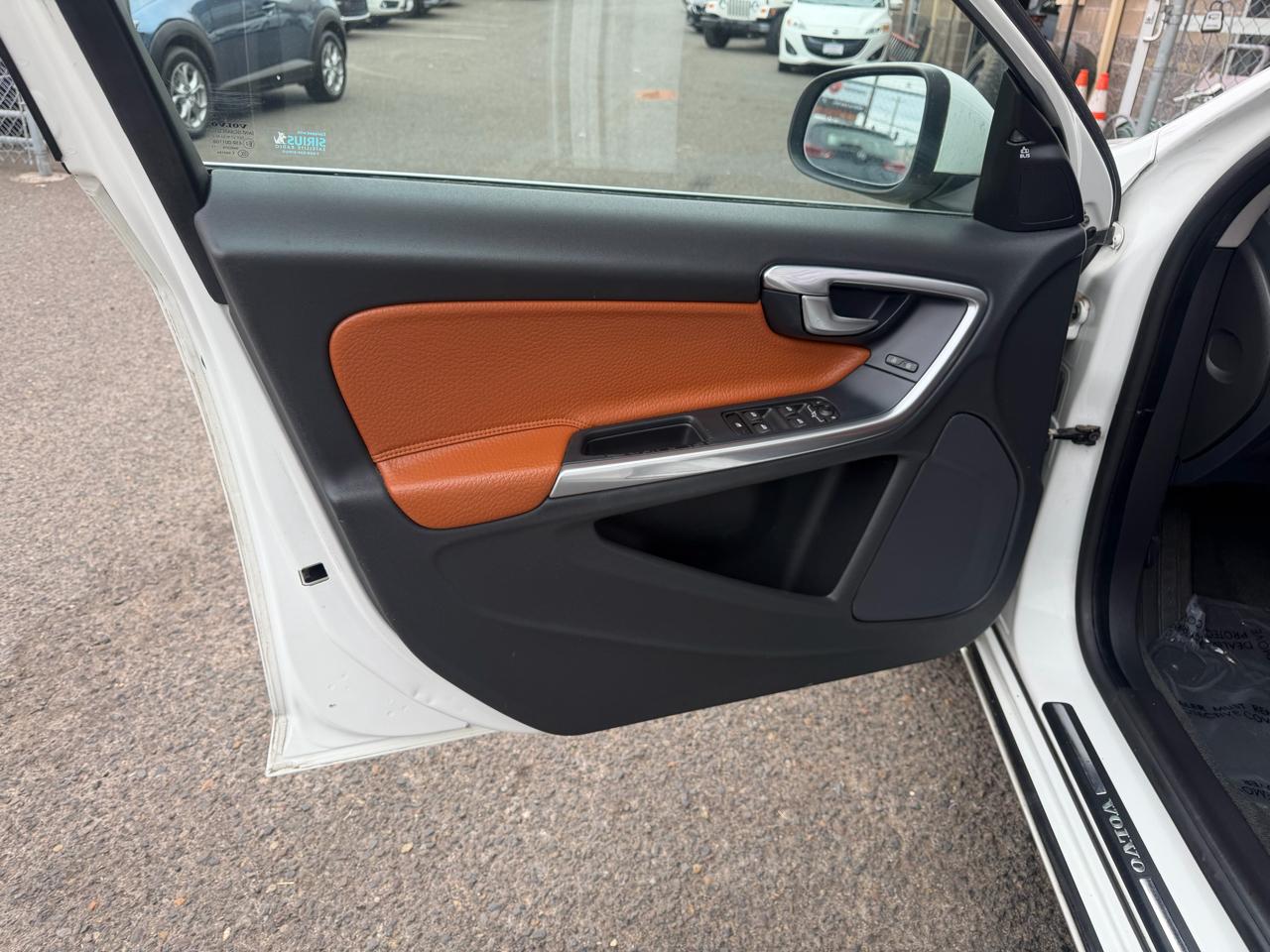Volvo S60 FWD 4dr Sdn T5 2012