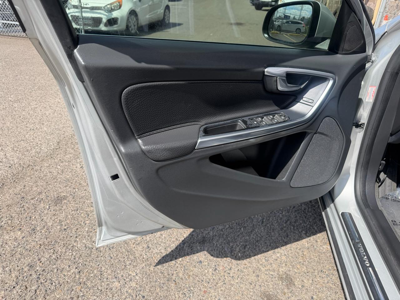 Volvo S60 FWD 4dr Sdn T5 2012