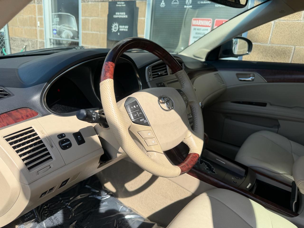 Toyota Avalon 4dr Sdn (Natl) 2011