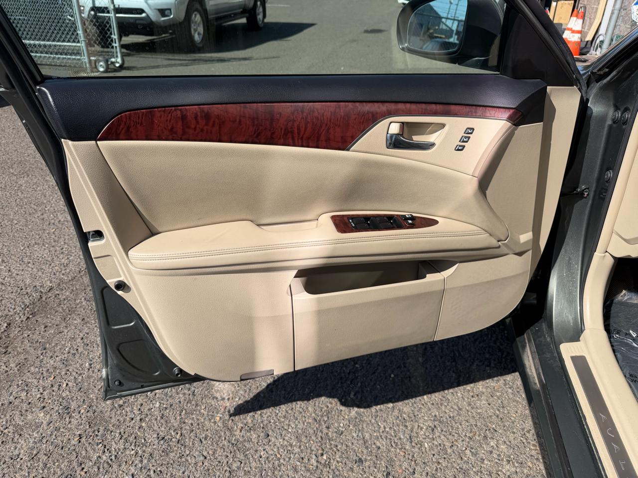 Toyota Avalon 4dr Sdn (Natl) 2011
