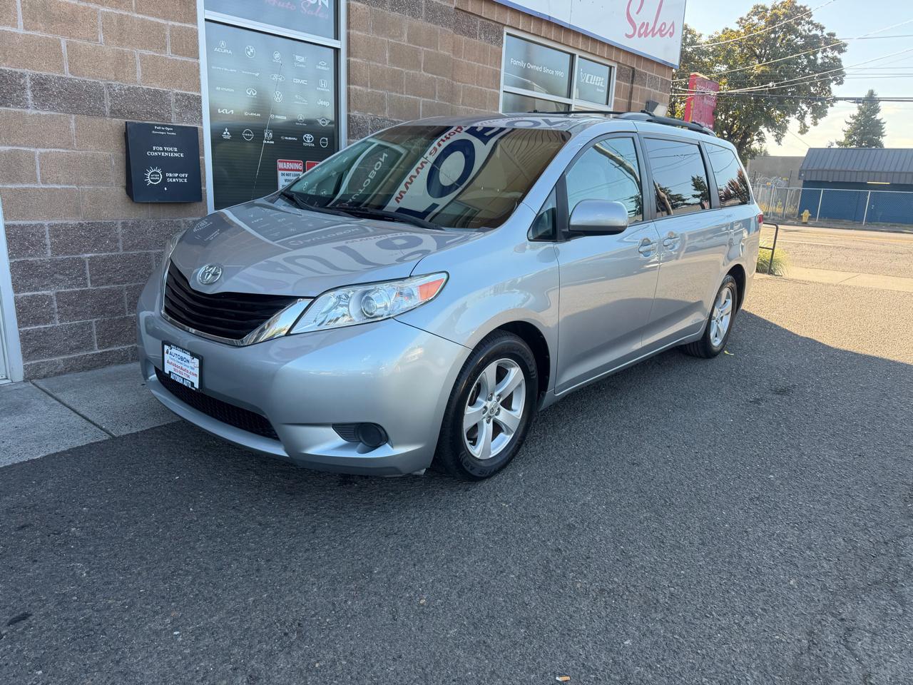Toyota Sienna 5dr 8-Pass Van V6 LE FWD (Natl) 2014