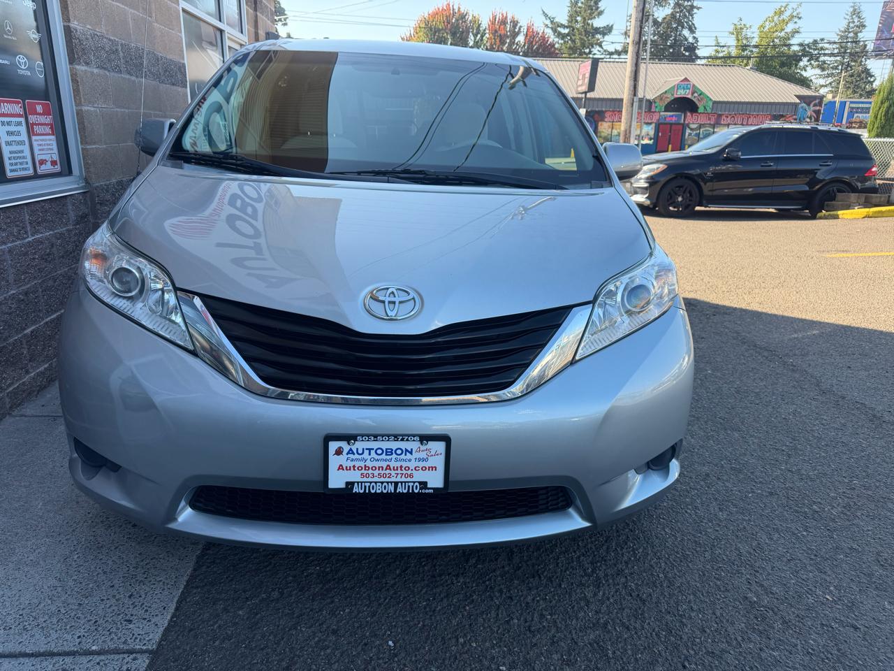 Toyota Sienna 5dr 8-Pass Van V6 LE FWD (Natl) 2014