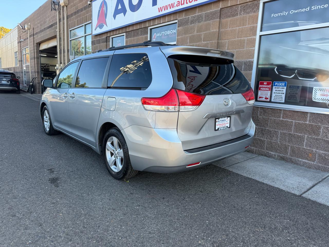 Toyota Sienna 5dr 8-Pass Van V6 LE FWD (Natl) 2014