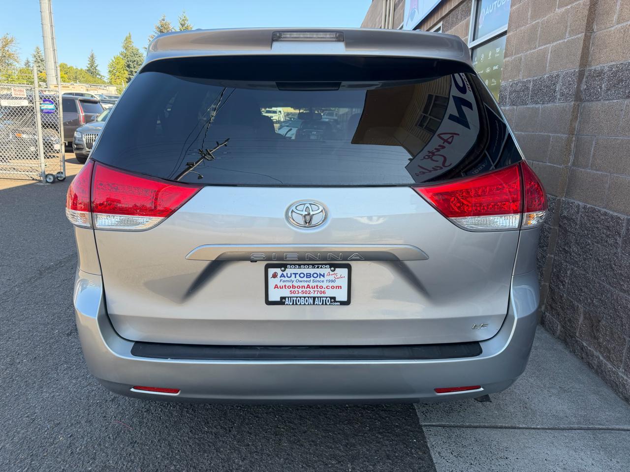 Toyota Sienna 5dr 8-Pass Van V6 LE FWD (Natl) 2014