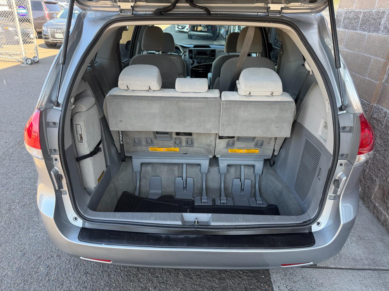 Toyota Sienna 5dr 8-Pass Van V6 LE FWD (Natl) 2014