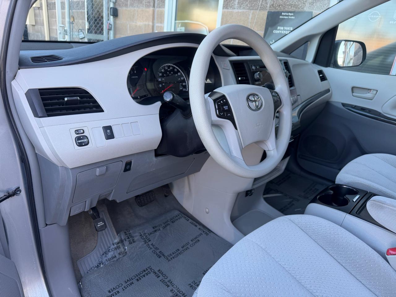 Toyota Sienna 5dr 8-Pass Van V6 LE FWD (Natl) 2014