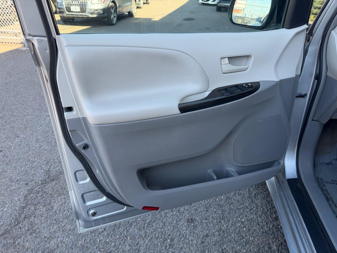 Toyota Sienna 5dr 8-Pass Van V6 LE FWD (Natl) 2014