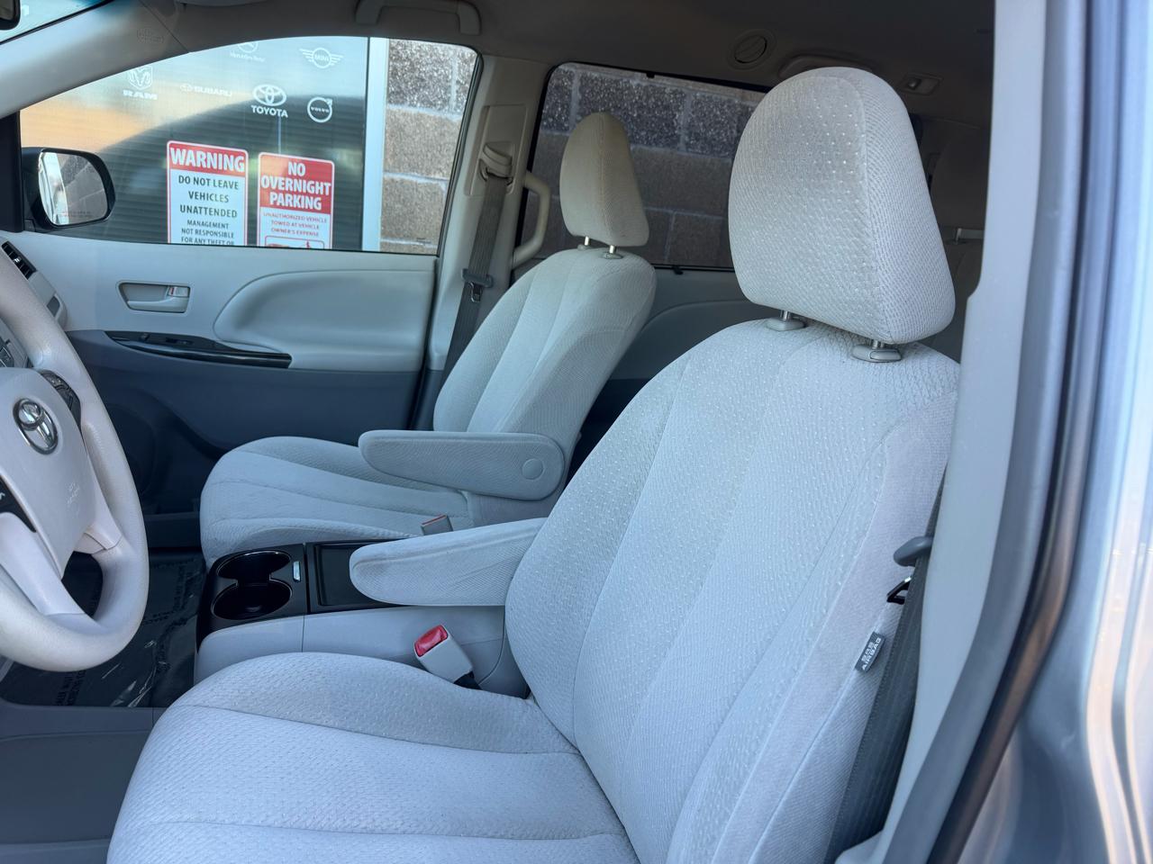 Toyota Sienna 5dr 8-Pass Van V6 LE FWD (Natl) 2014