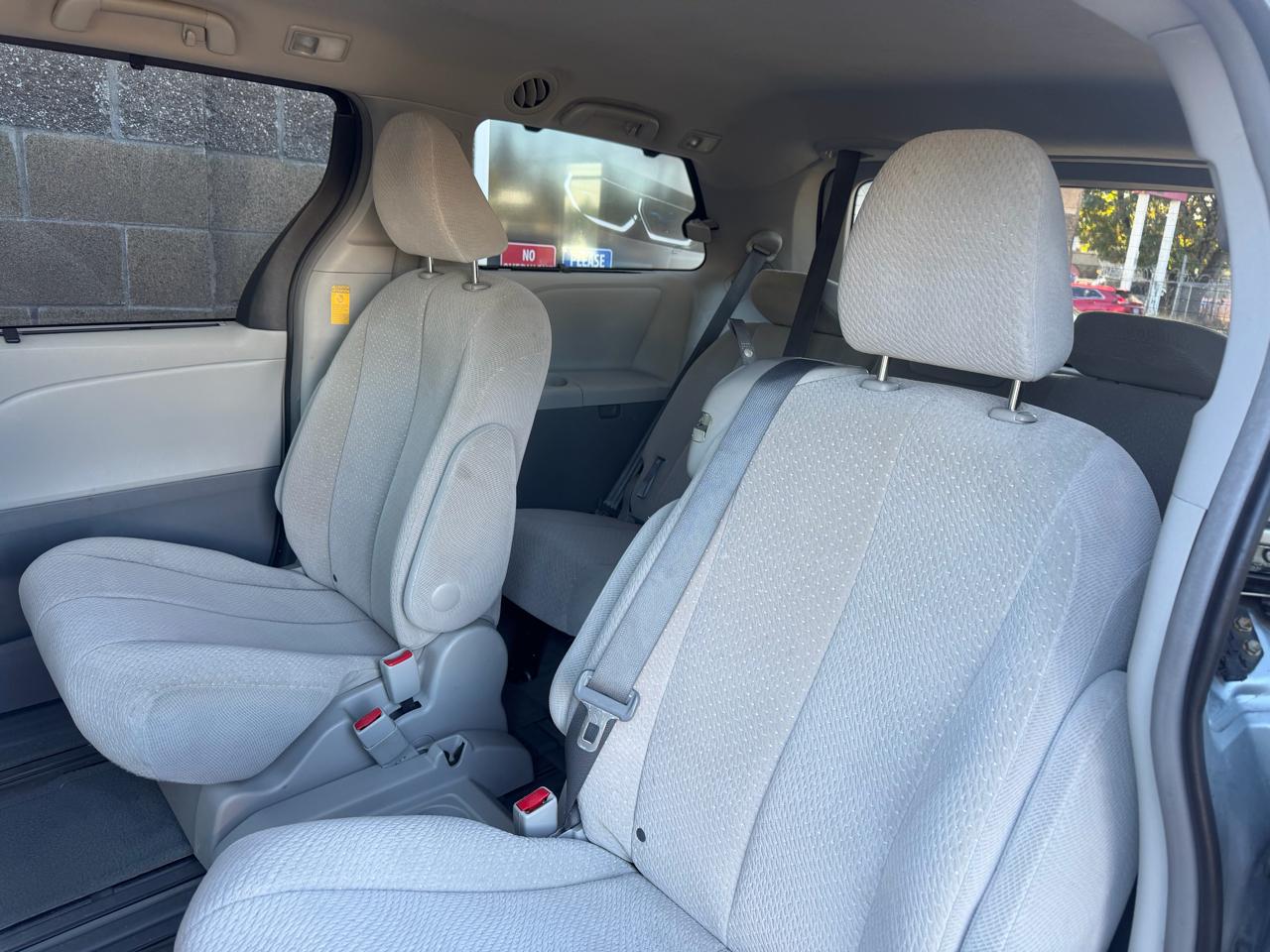 Toyota Sienna 5dr 8-Pass Van V6 LE FWD (Natl) 2014