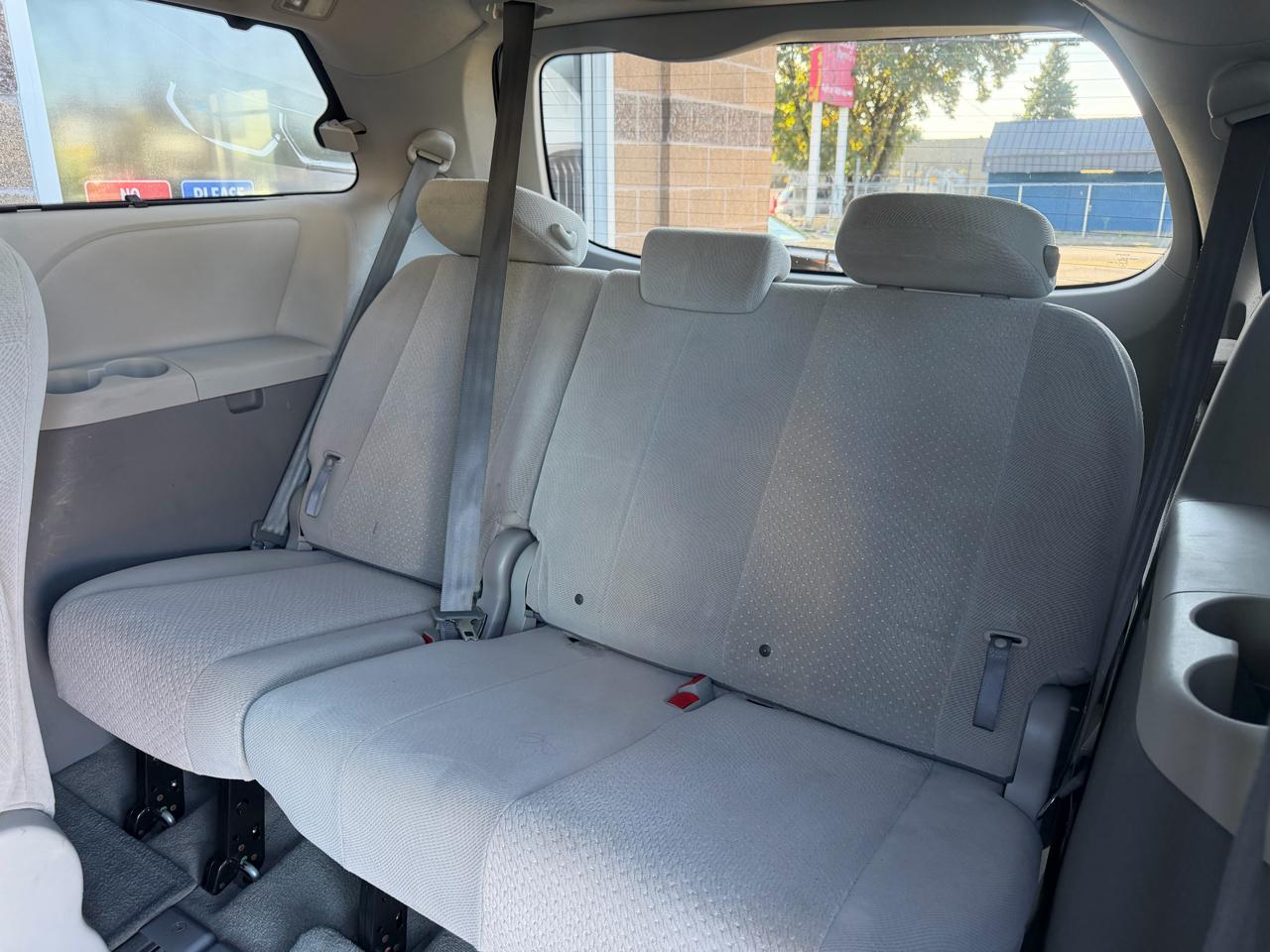 Toyota Sienna 5dr 8-Pass Van V6 LE FWD (Natl) 2014