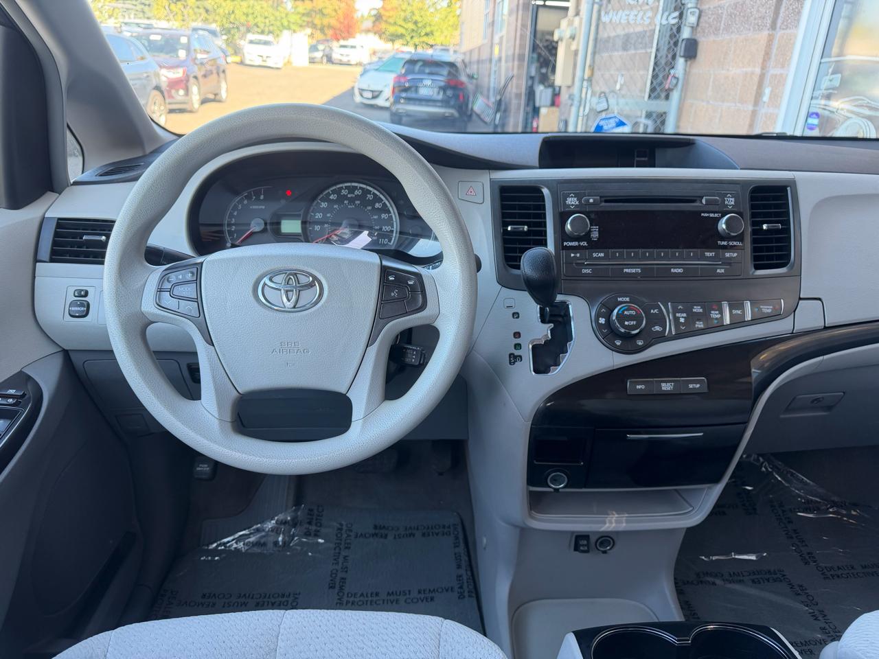 Toyota Sienna 5dr 8-Pass Van V6 LE FWD (Natl) 2014
