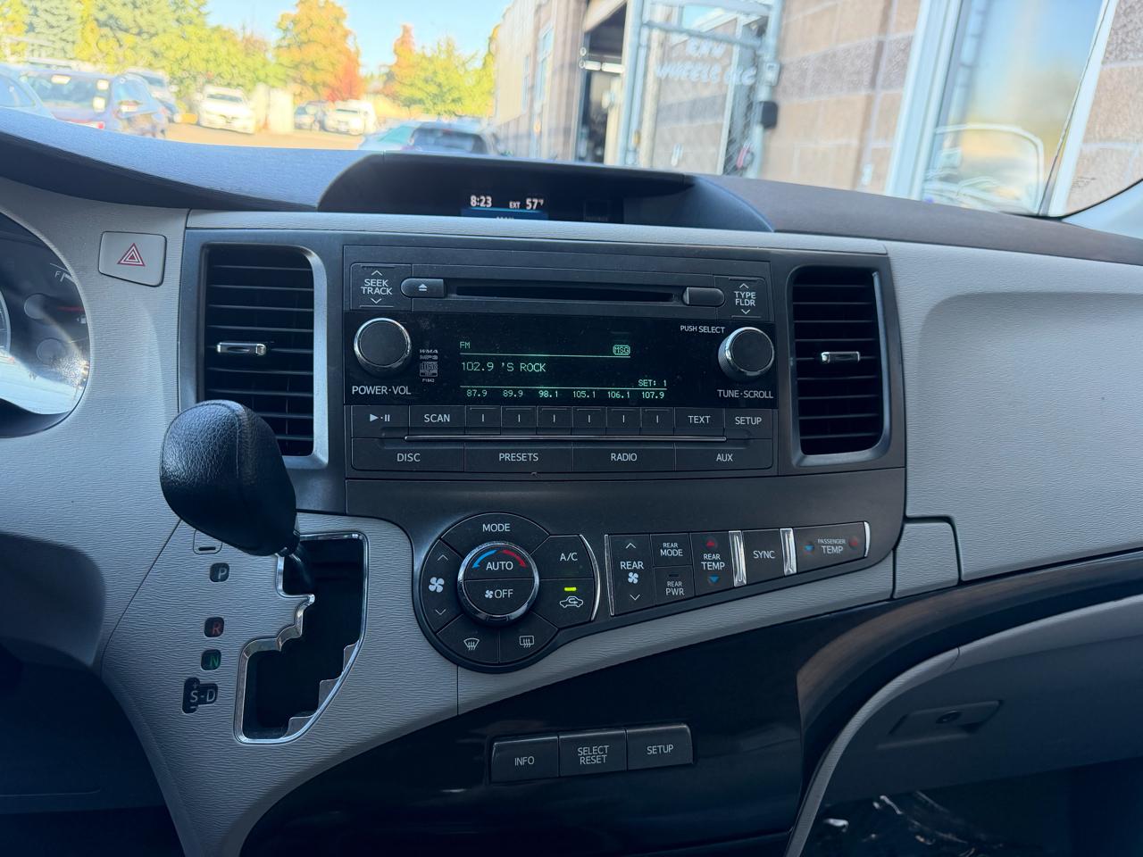 Toyota Sienna 5dr 8-Pass Van V6 LE FWD (Natl) 2014