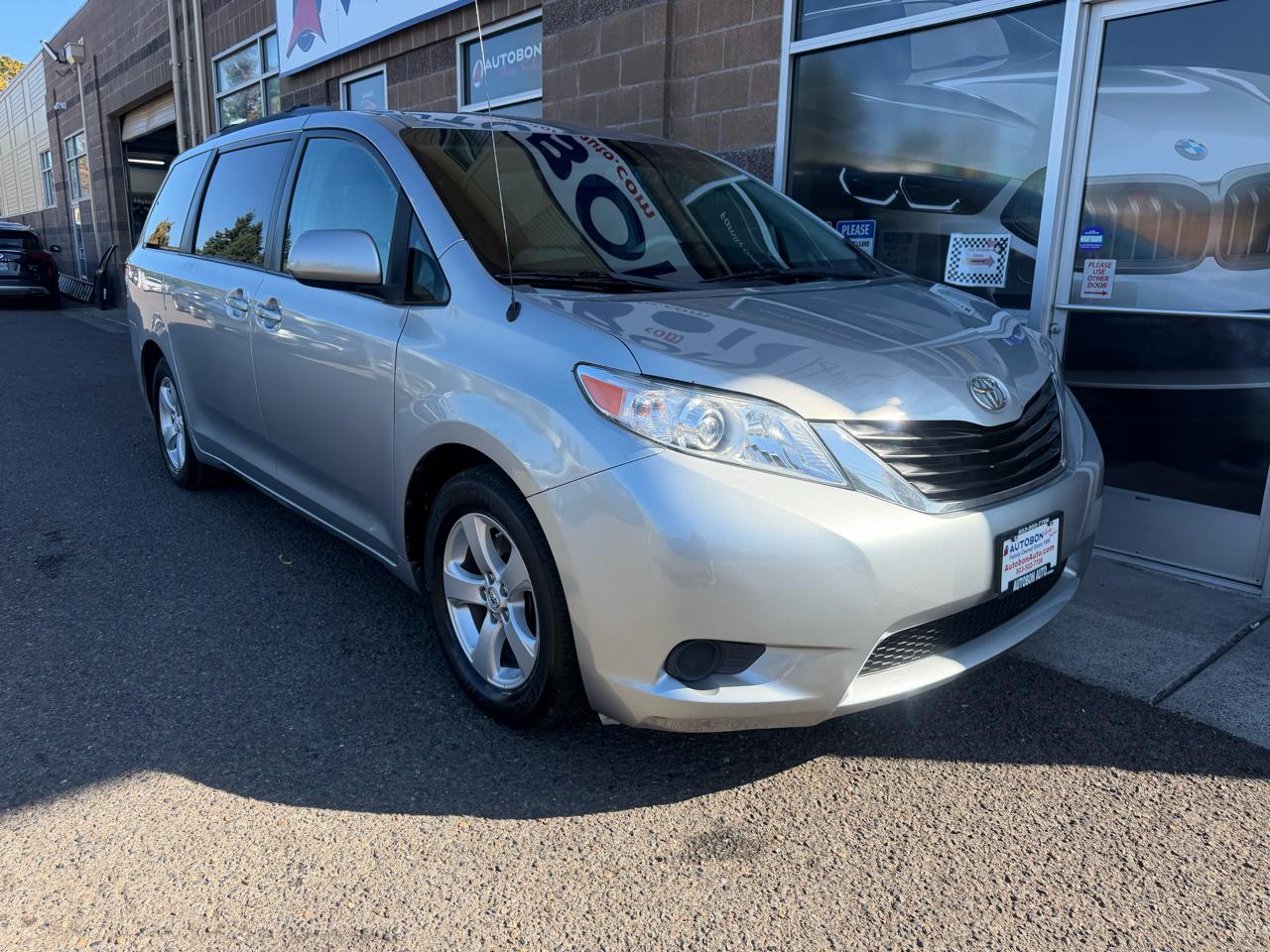 Toyota Sienna 5dr 8-Pass Van V6 LE FWD (Natl) 2014