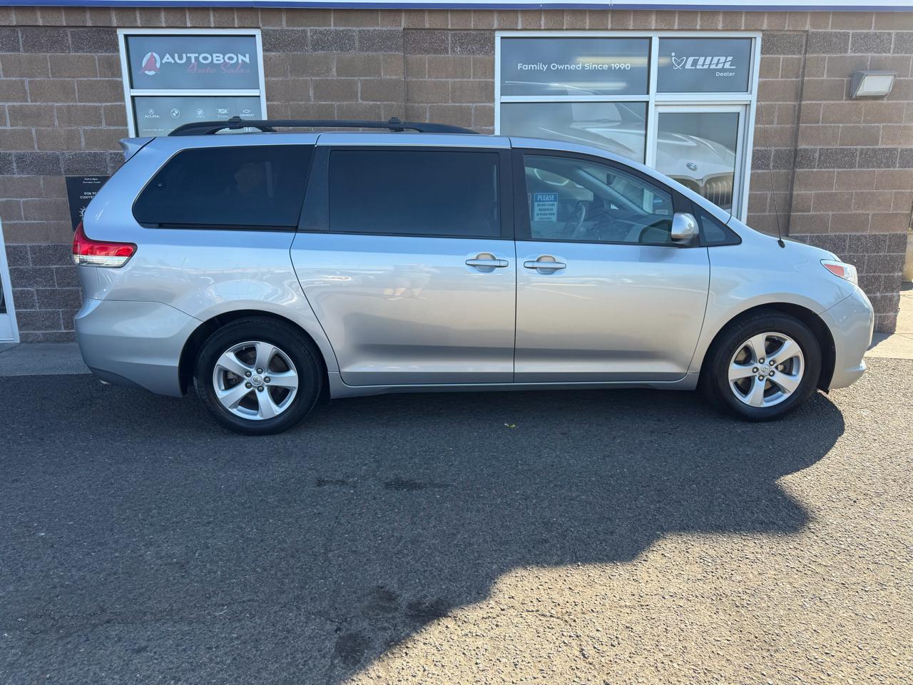 Toyota Sienna 5dr 8-Pass Van V6 LE FWD (Natl) 2014