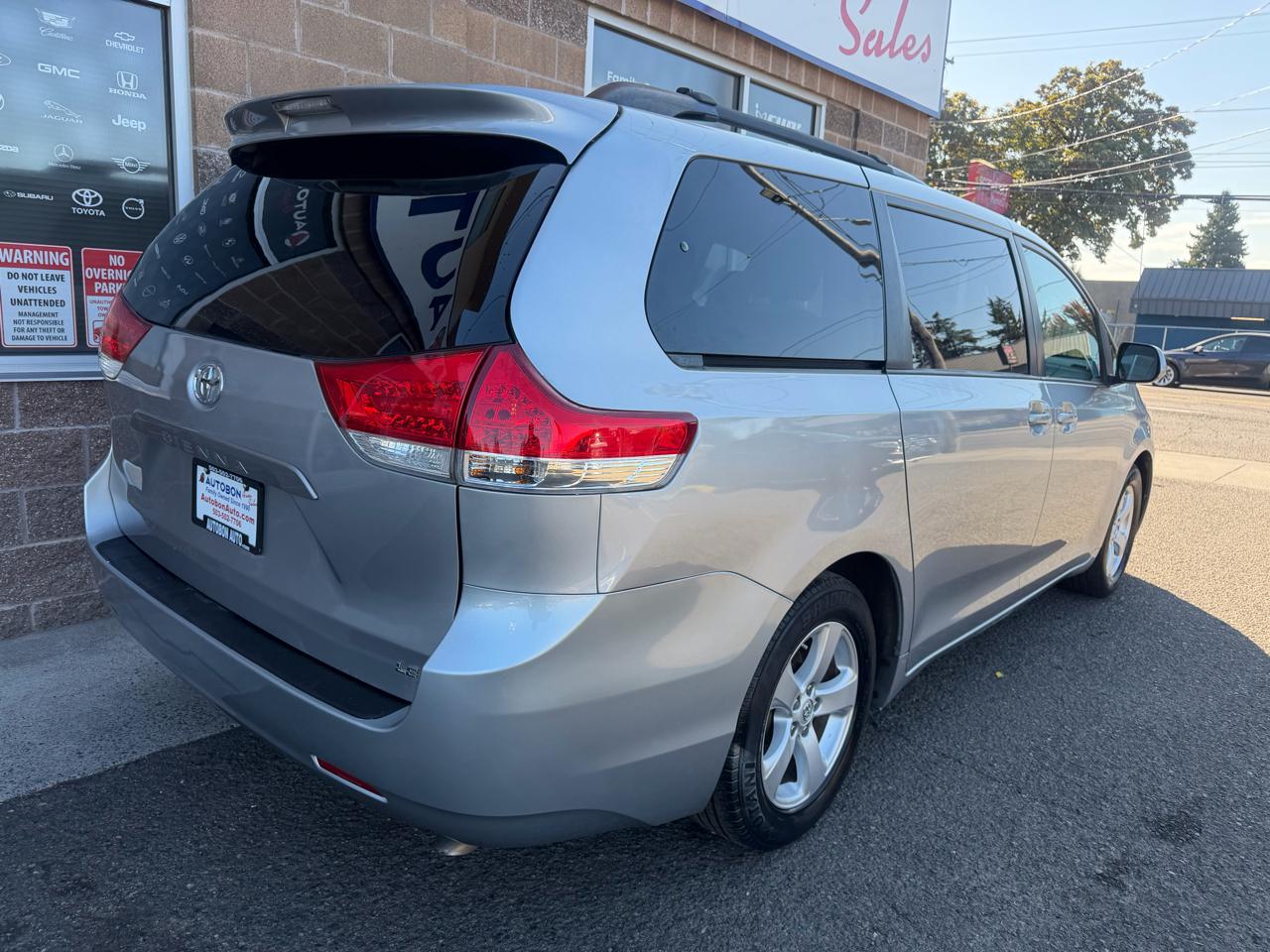 Toyota Sienna 5dr 8-Pass Van V6 LE FWD (Natl) 2014