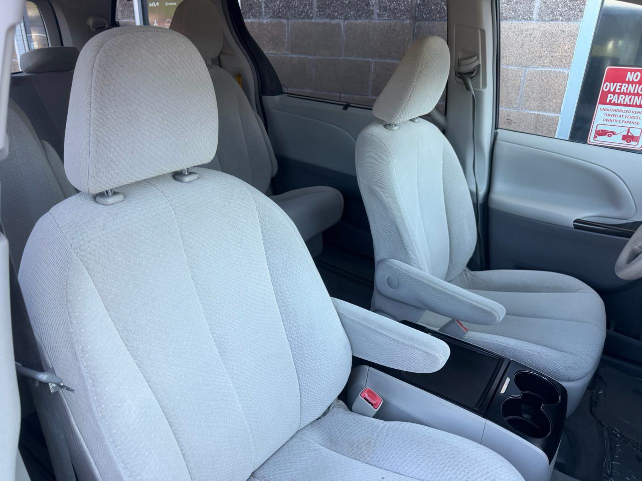 Toyota Sienna 5dr 8-Pass Van V6 LE FWD (Natl) 2014