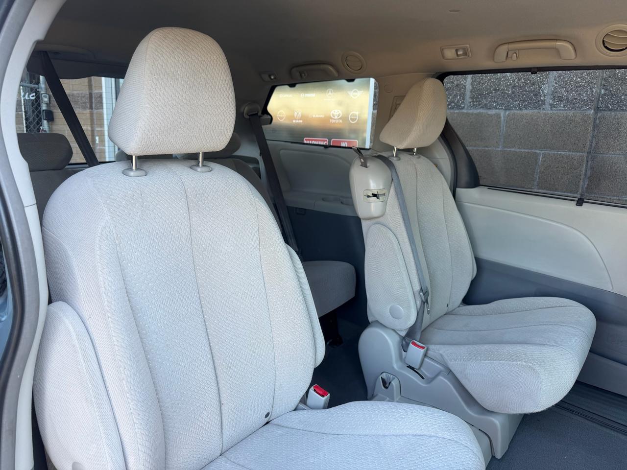 Toyota Sienna 5dr 8-Pass Van V6 LE FWD (Natl) 2014