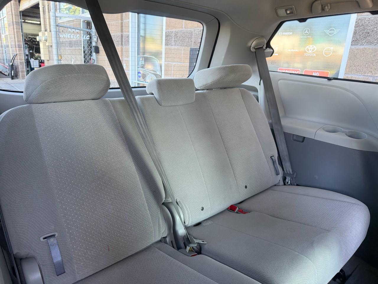 Toyota Sienna 5dr 8-Pass Van V6 LE FWD (Natl) 2014