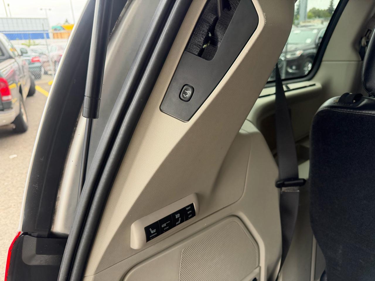 Chrysler Town & Country 4dr Wgn Limited 2011