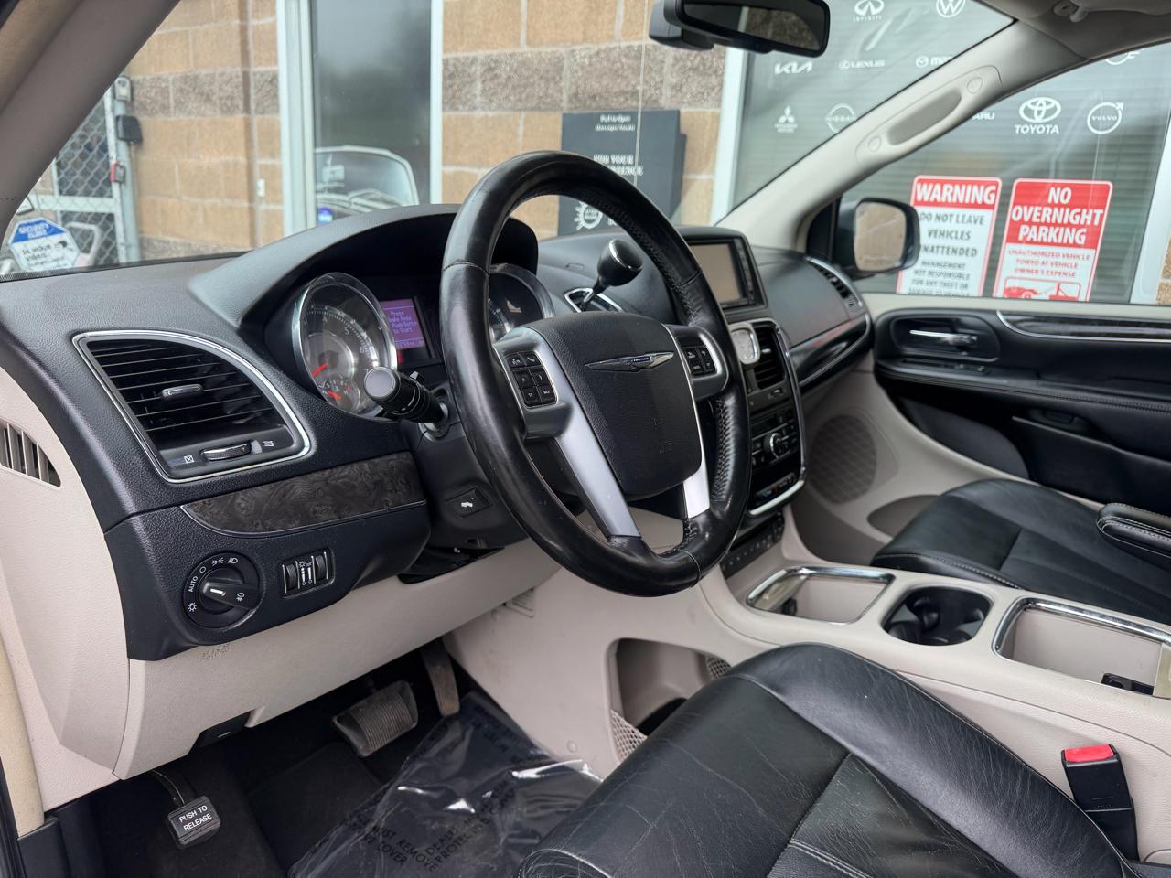 Chrysler Town & Country 4dr Wgn Limited 2011