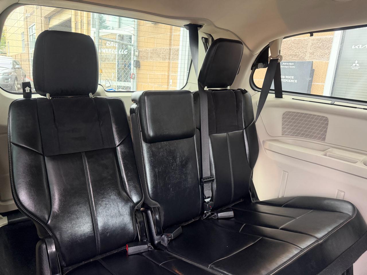 Chrysler Town & Country 4dr Wgn Limited 2011
