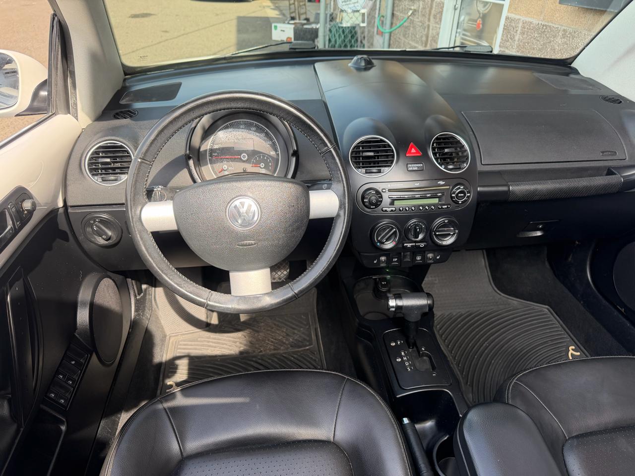 Volkswagen New Beetle Convertible 2dr Auto PZEV 2010