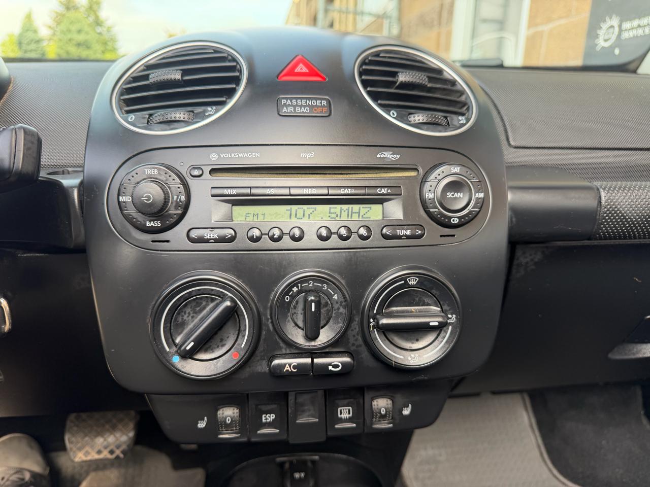Volkswagen New Beetle Convertible 2dr Auto PZEV 2010