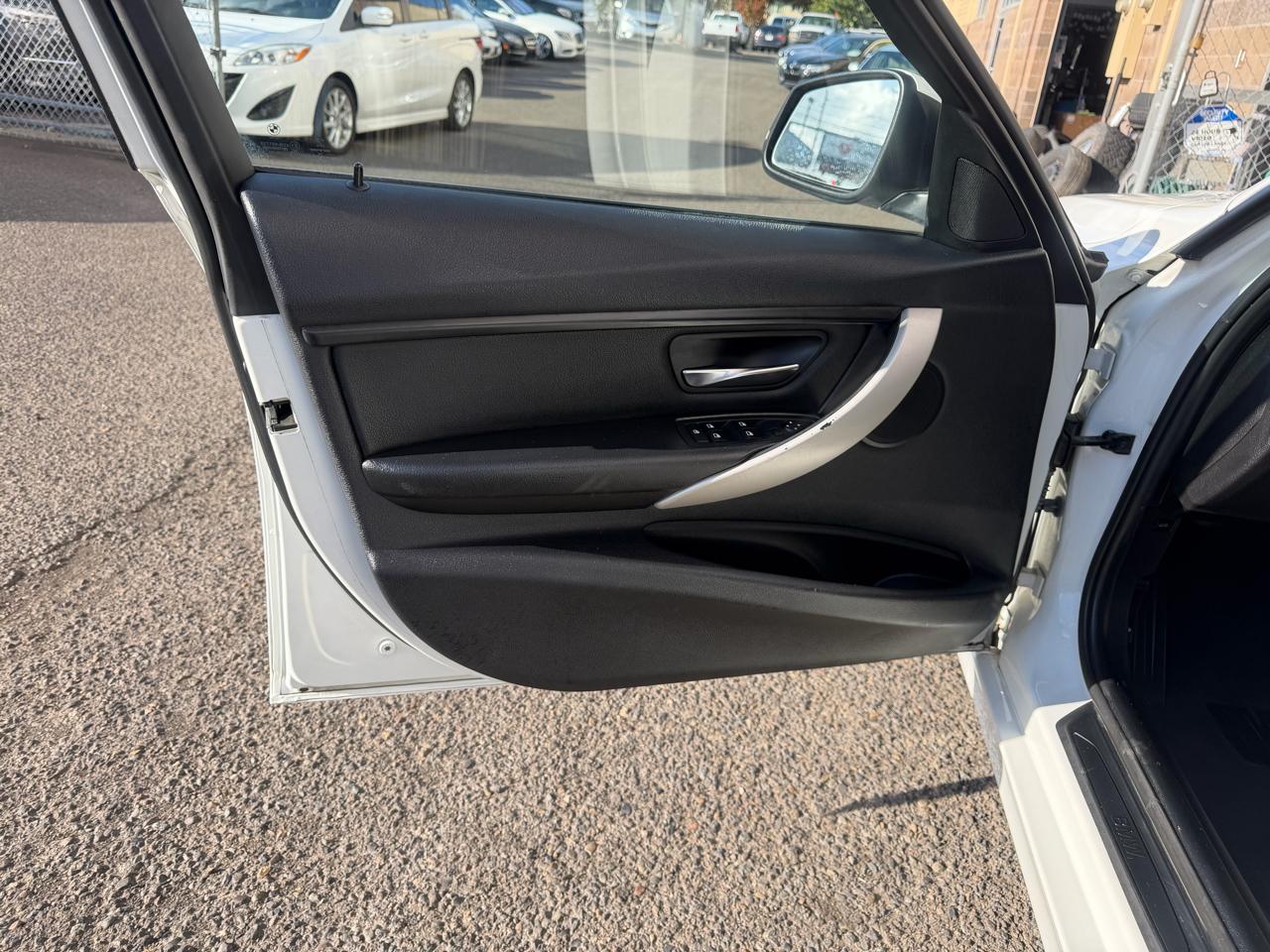 BMW 3 Series 4dr Sdn 320i xDrive AWD 2014