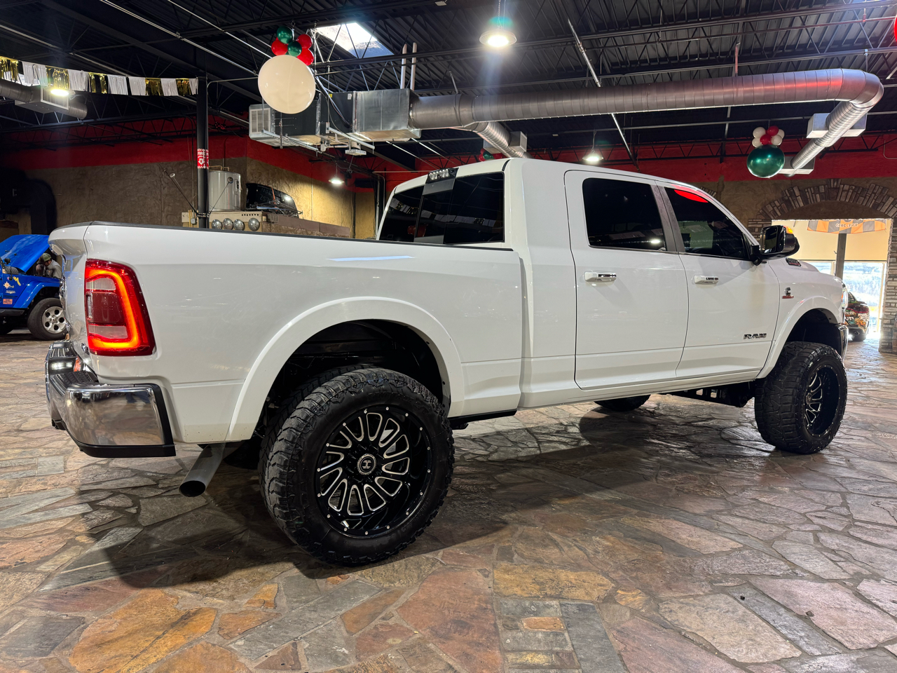 RAM 2500 Laramie 4x4 Mega Cab 6'4" Box 2020