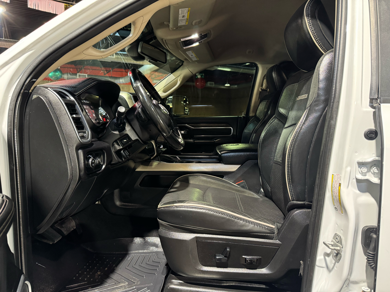 RAM 2500 Laramie 4x4 Mega Cab 6'4" Box 2020