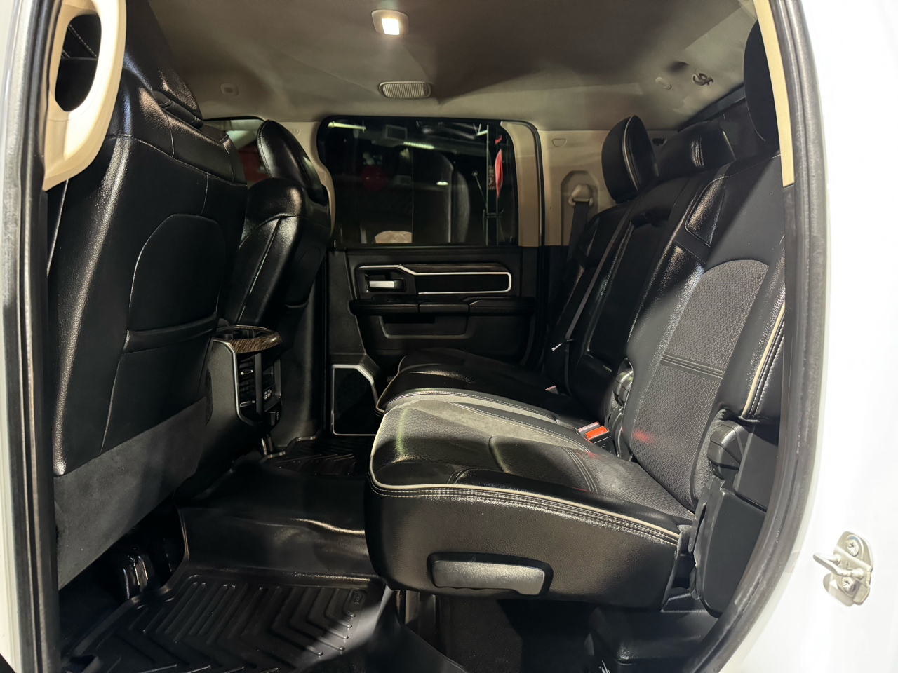 RAM 2500 Laramie 4x4 Mega Cab 6'4" Box 2020