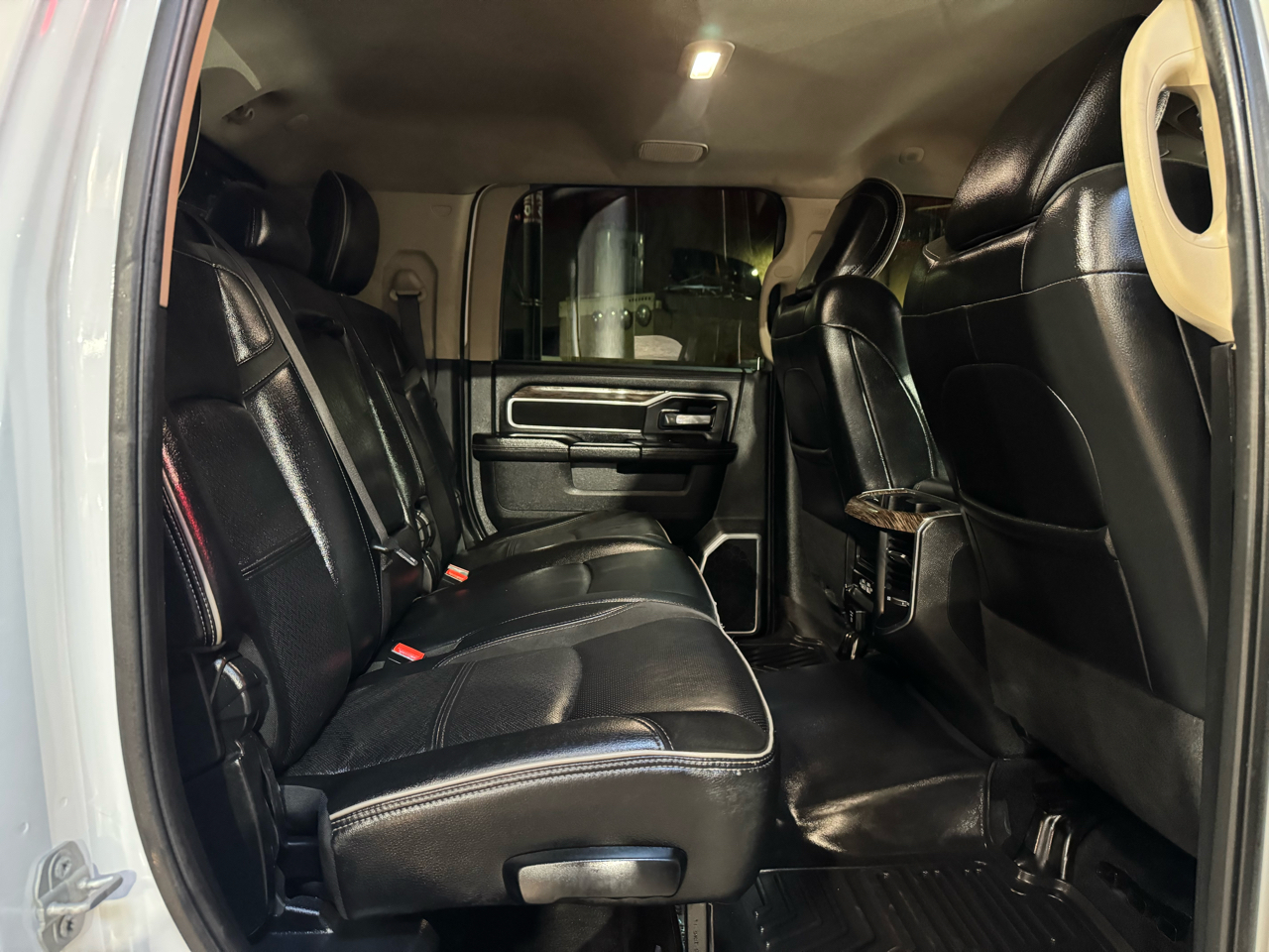 RAM 2500 Laramie 4x4 Mega Cab 6'4" Box 2020