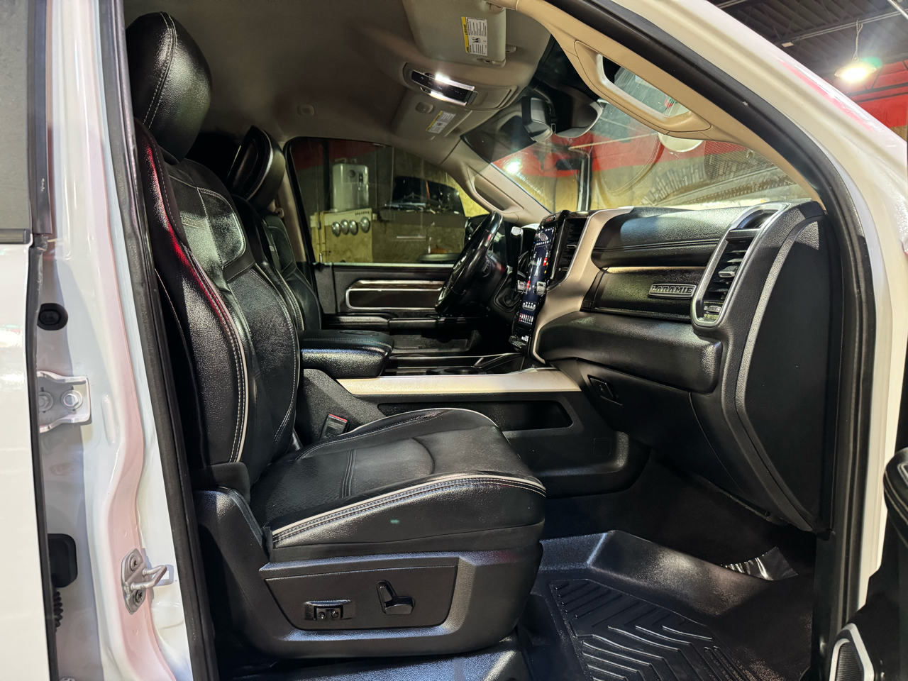 RAM 2500 Laramie 4x4 Mega Cab 6'4" Box 2020