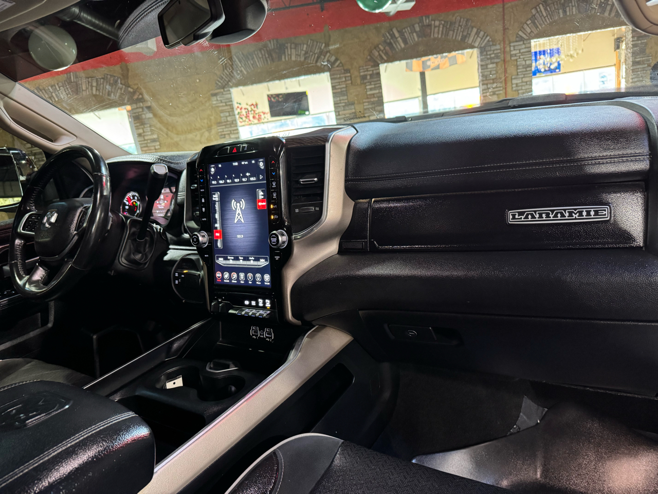 RAM 2500 Laramie 4x4 Mega Cab 6'4" Box 2020