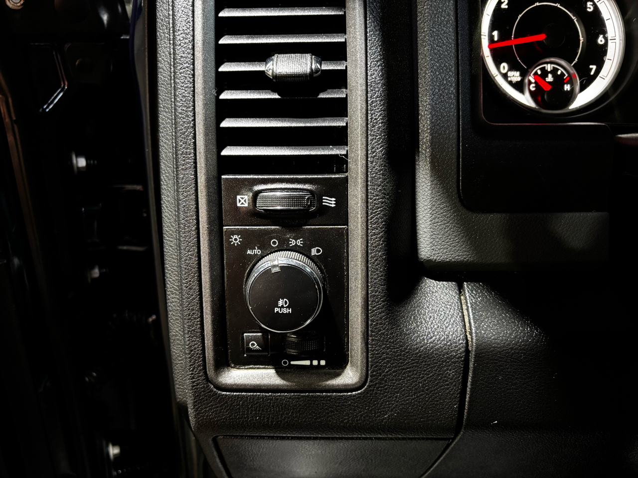 RAM 1500 2WD Quad Cab 140.5" Express 2013