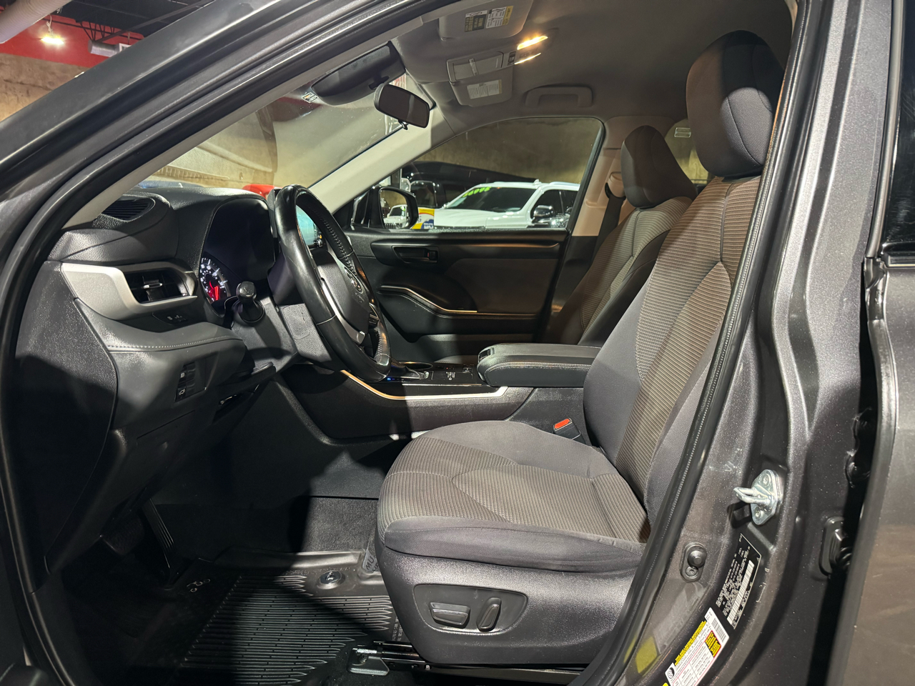 Toyota Highlander LE FWD (Natl) 2022