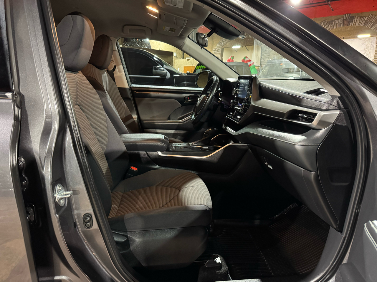 Toyota Highlander LE FWD (Natl) 2022