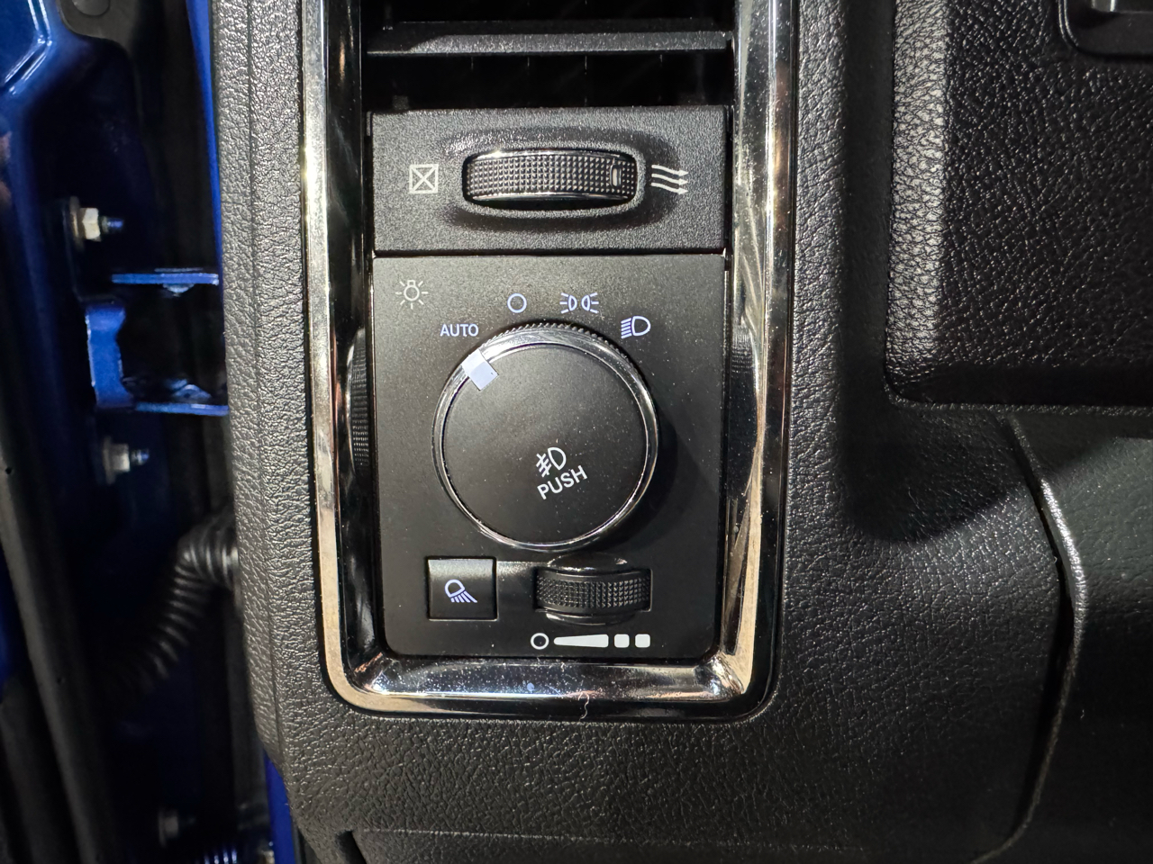 RAM 1500 2WD Reg Cab 120.5" Sport 2015