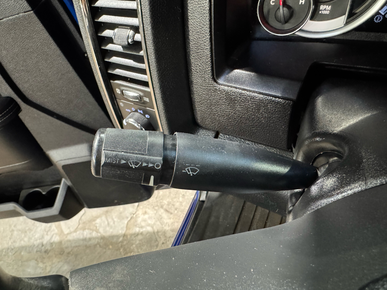 RAM 1500 2WD Reg Cab 120.5" Sport 2015