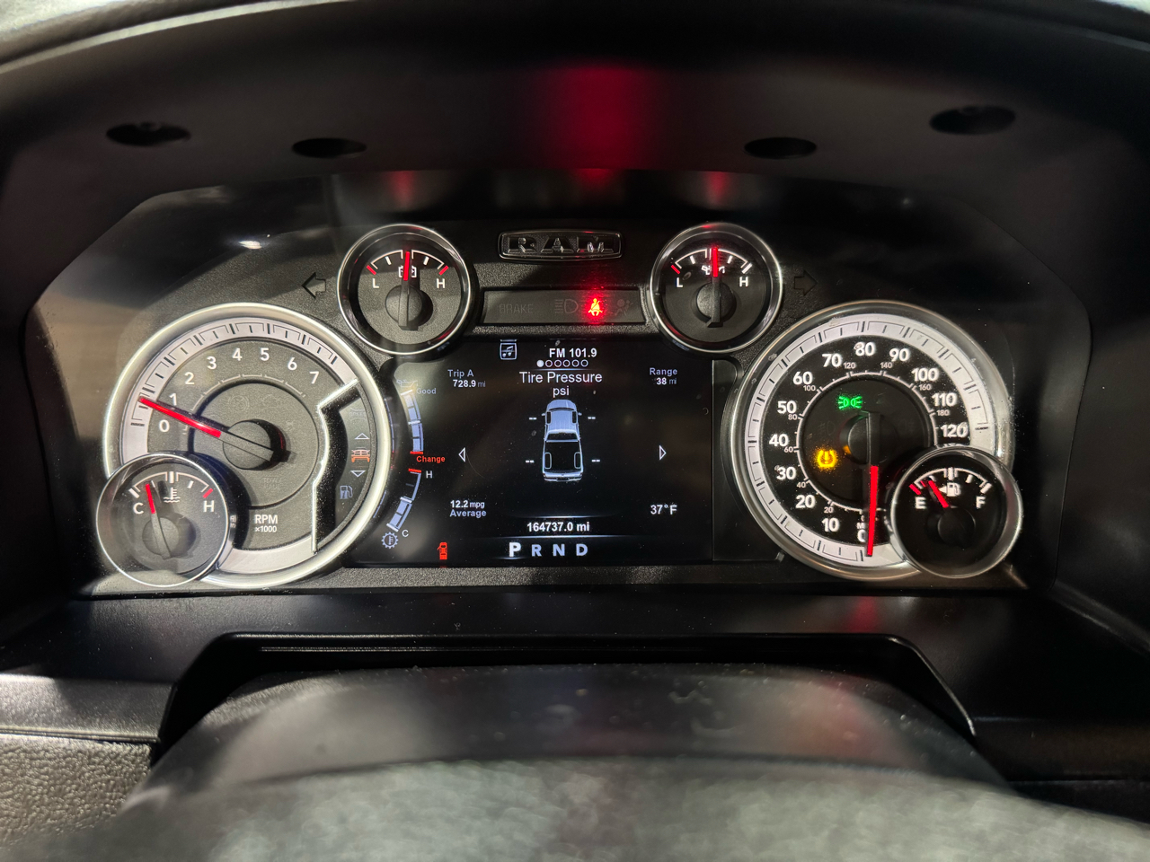 RAM 1500 2WD Reg Cab 120.5" Sport 2015