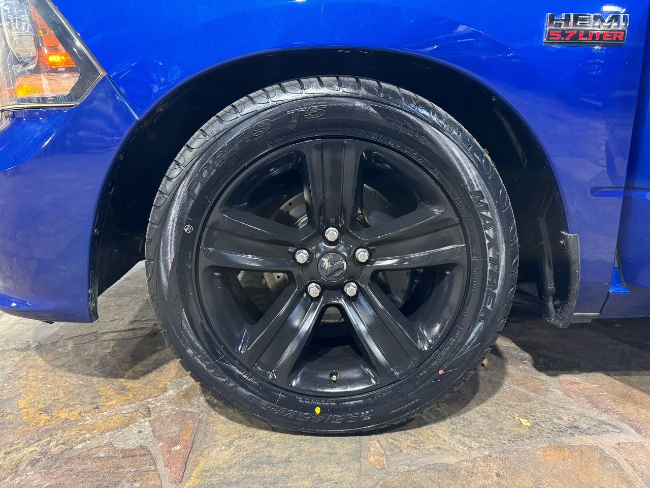 RAM 1500 2WD Reg Cab 120.5" Sport 2015