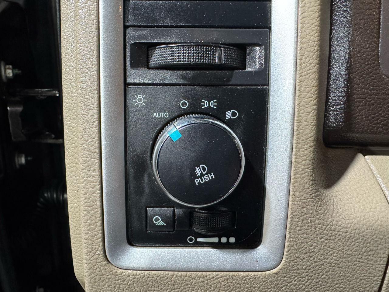 RAM 1500 2WD Quad Cab 140.5" Big Horn 2011