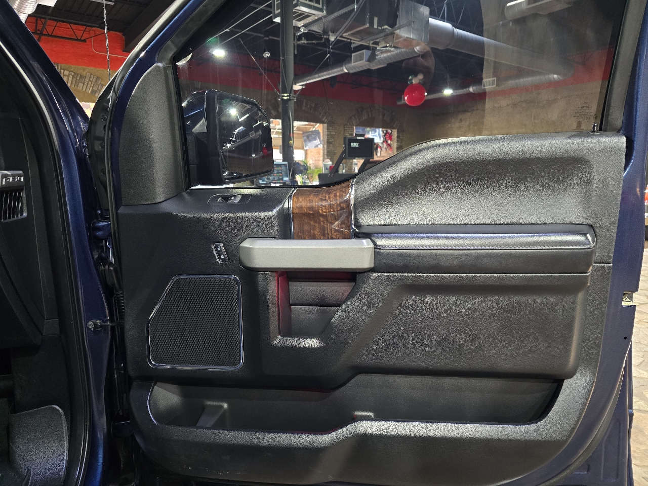 Ford F-150 4WD SuperCrew 145" Platinum 2015