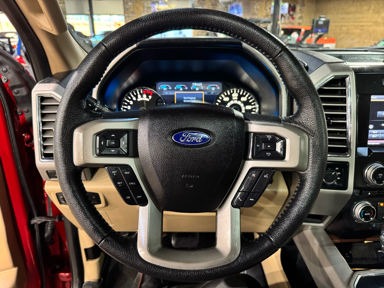 Ford F-150 4WD SuperCrew 145" Lariat 2015